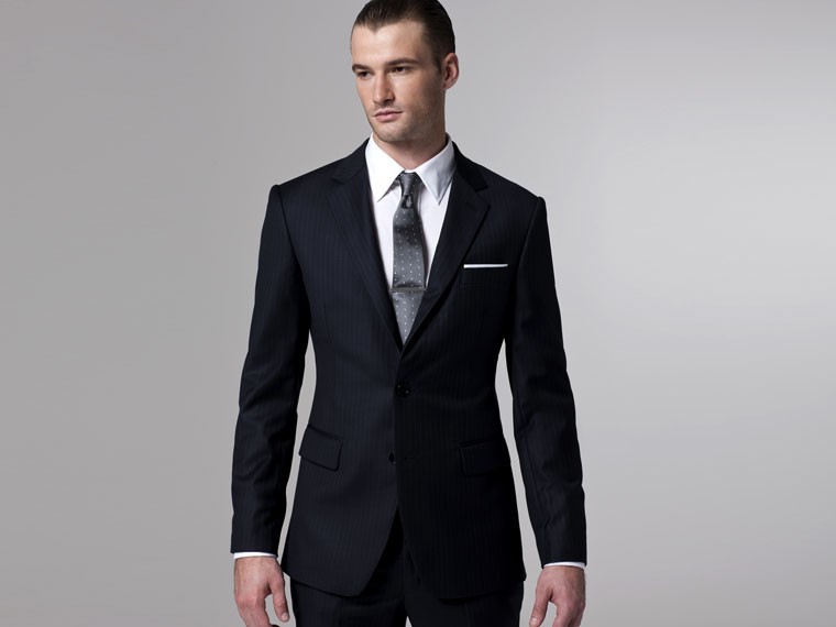 traje negro corbata gris