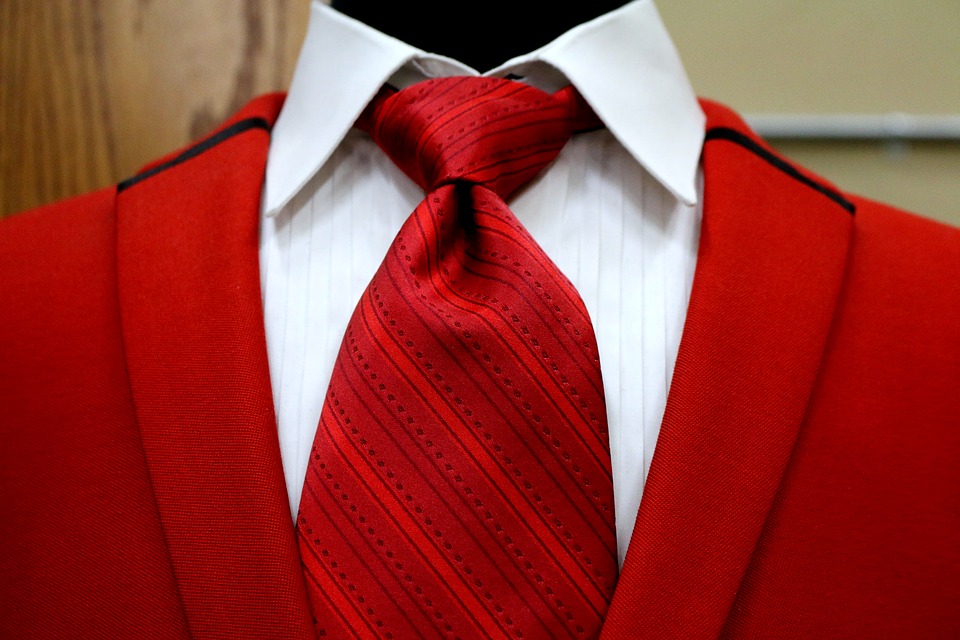 trage rojo corbata roja